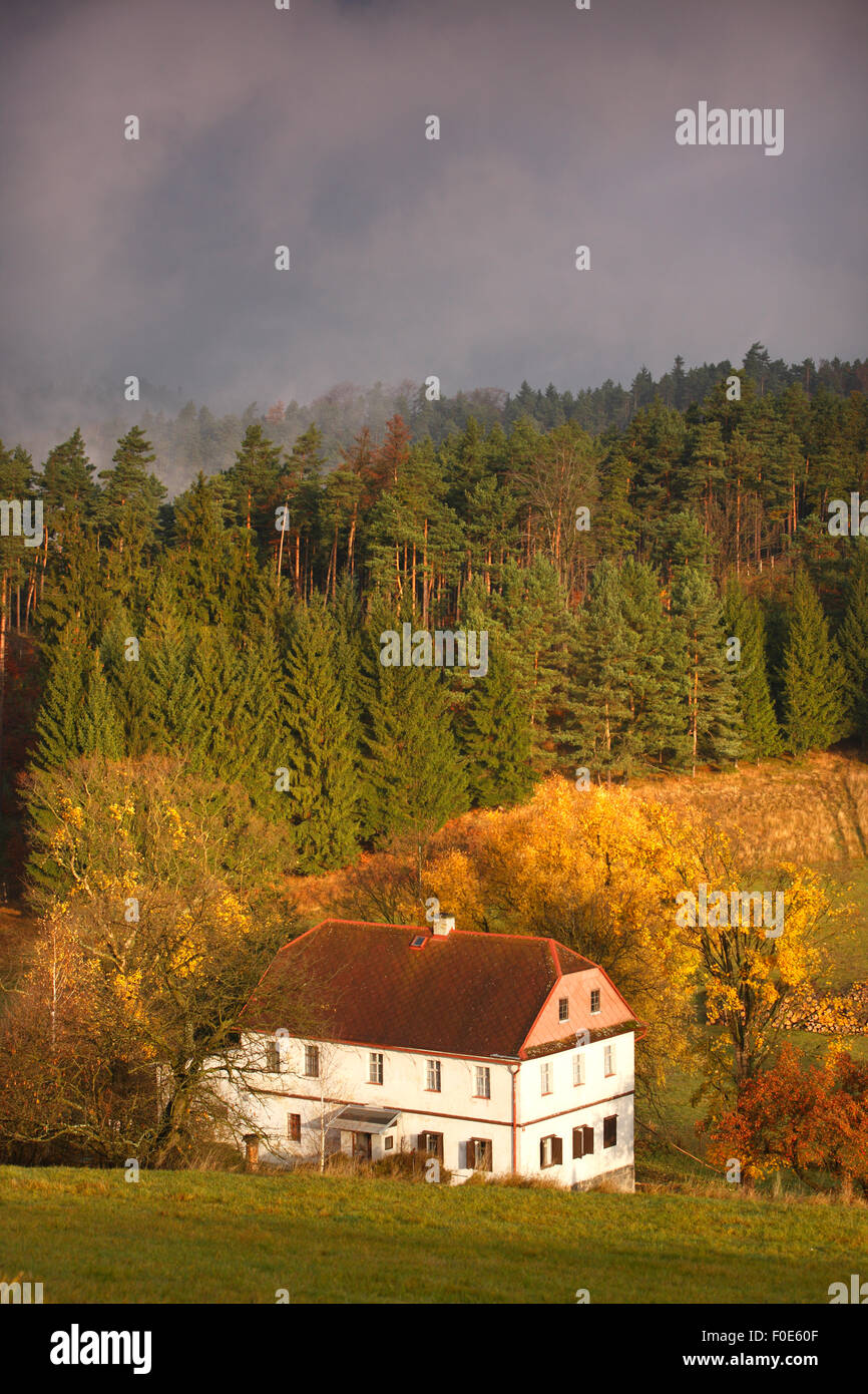 Großes Haus am Waldrand, Rynartice, Ceske Svycarsko / Nationalpark Böhmische Schweiz, Tschechische Republik, November 2008 Stockfoto