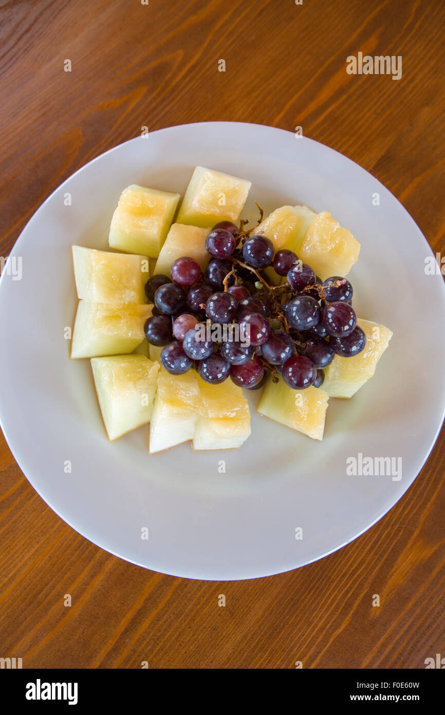 Gemischte Früchte auf einem Teller über Holz Hintergrund isoliert Stockfoto