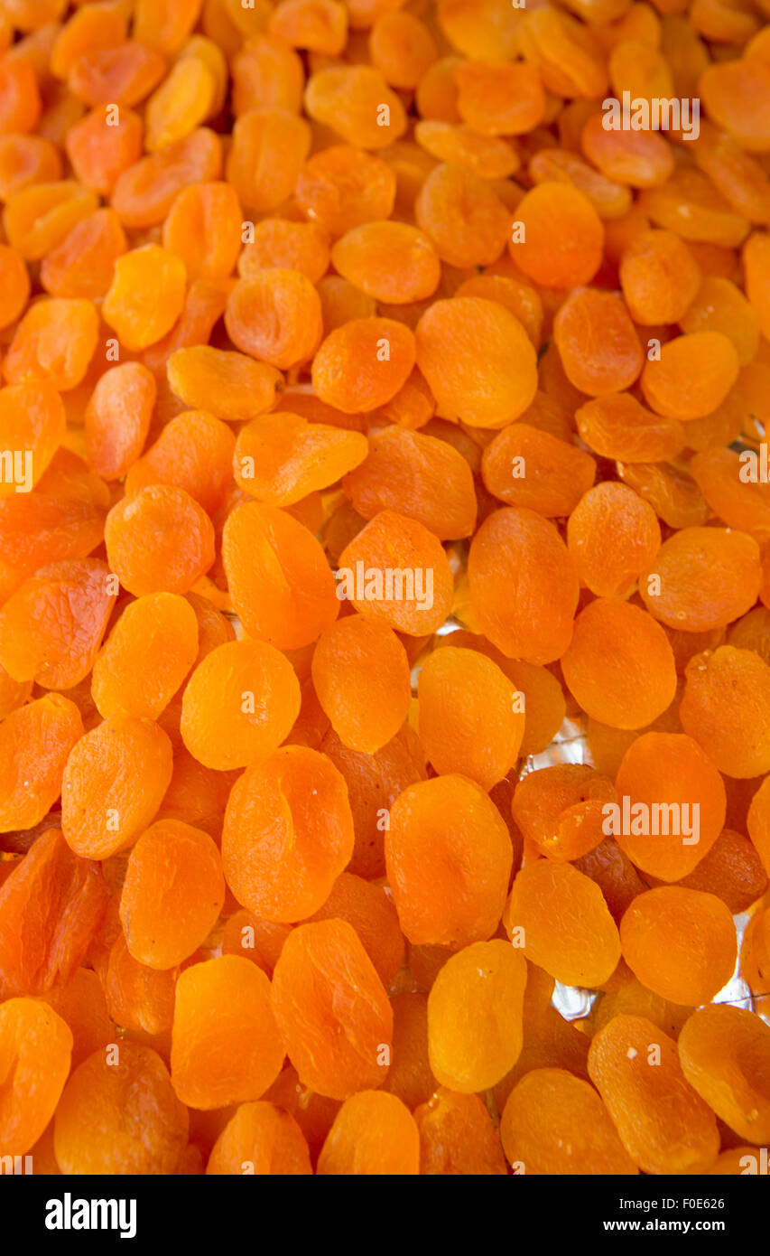 Hintergrund der orangefarbenen Trockenfrüchte in Marrakesch Markt ausgesetzt Stockfoto