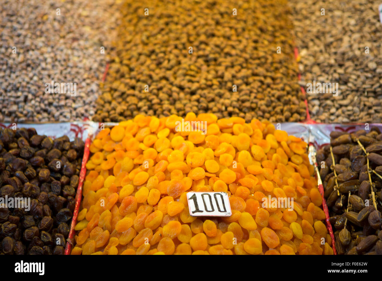 Hintergrund der orangefarbenen Trockenfrüchte mit einem Preisschild auf Marrakesch Markt ausgesetzt Stockfoto