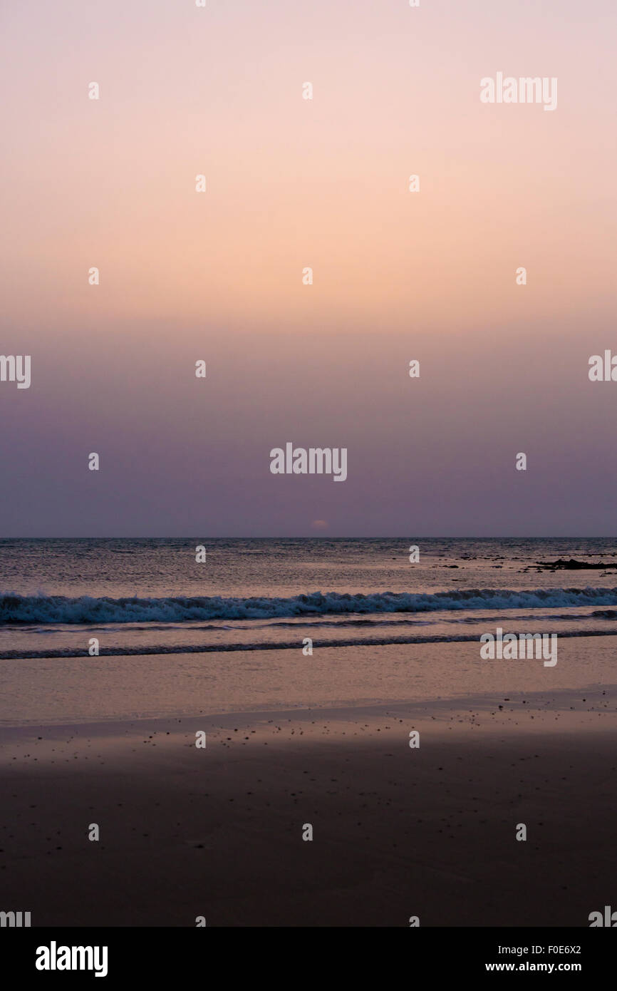Lila Sonnenuntergang am Strand von Legzira, südlich von Marokko Stockfoto