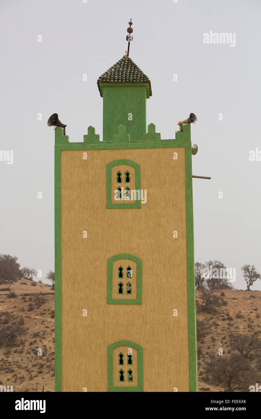 Minarett einer Moschee in einem kleinen und abgelegenen Dorf vor einem blauen Himmel in der Provinz Sidi Ifni. Stockfoto