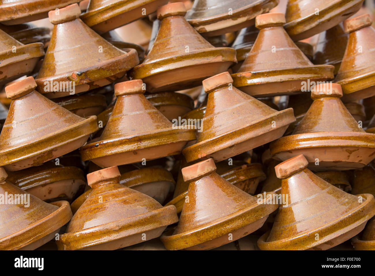 Auswahl an braunen marokkanische Tajines (traditionelle Auflaufformen) gefunden auf dem Markt Stockfoto