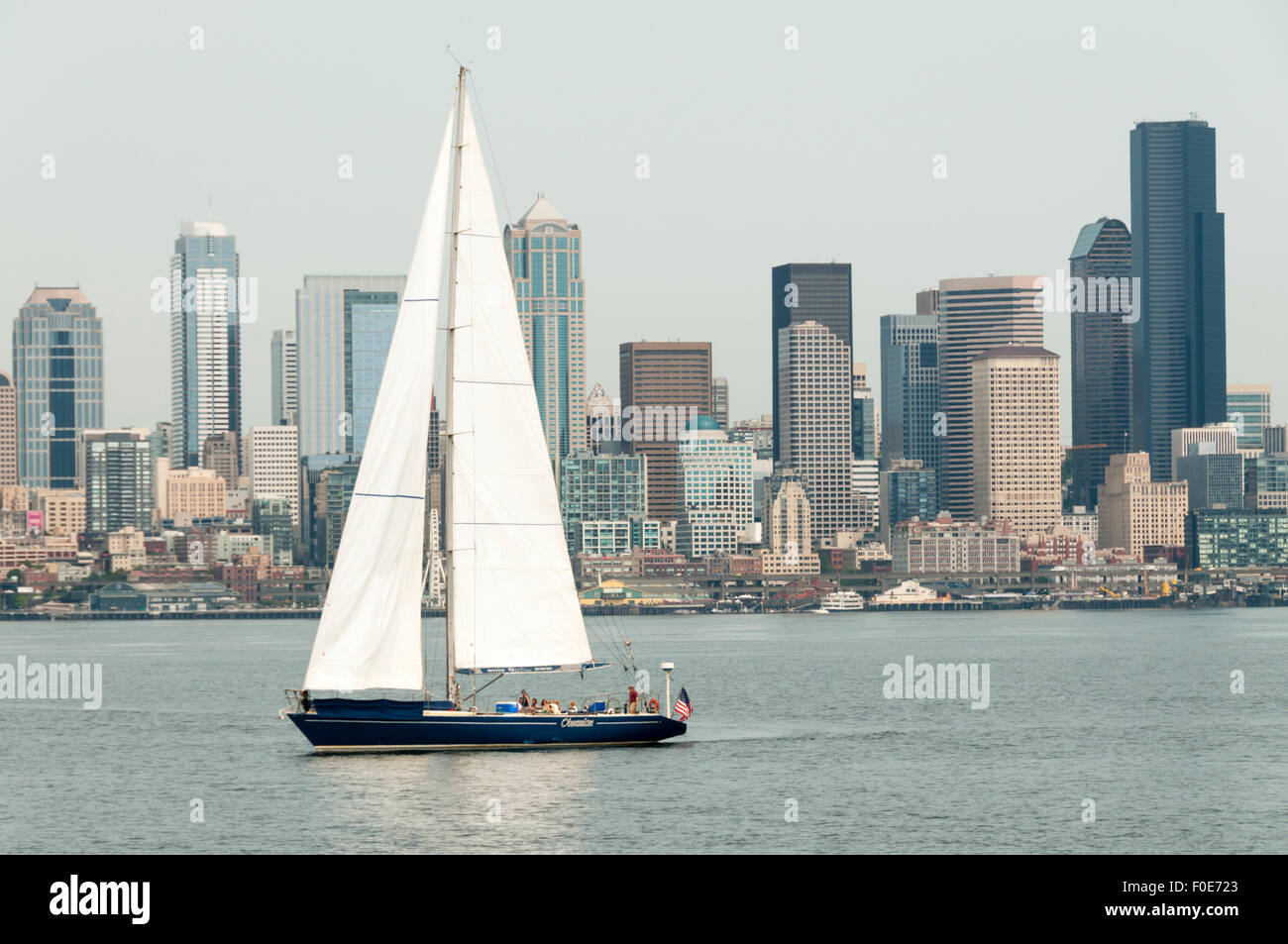 Die Charteryacht Obsession lässt Elliott Bay mit der Seattle Skyline im Hintergrund. Stockfoto