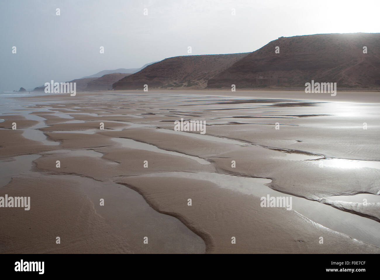 Landschaft des leeren Strand in den frühen Morgenstunden mit großen Felsen, Marokko. Stockfoto