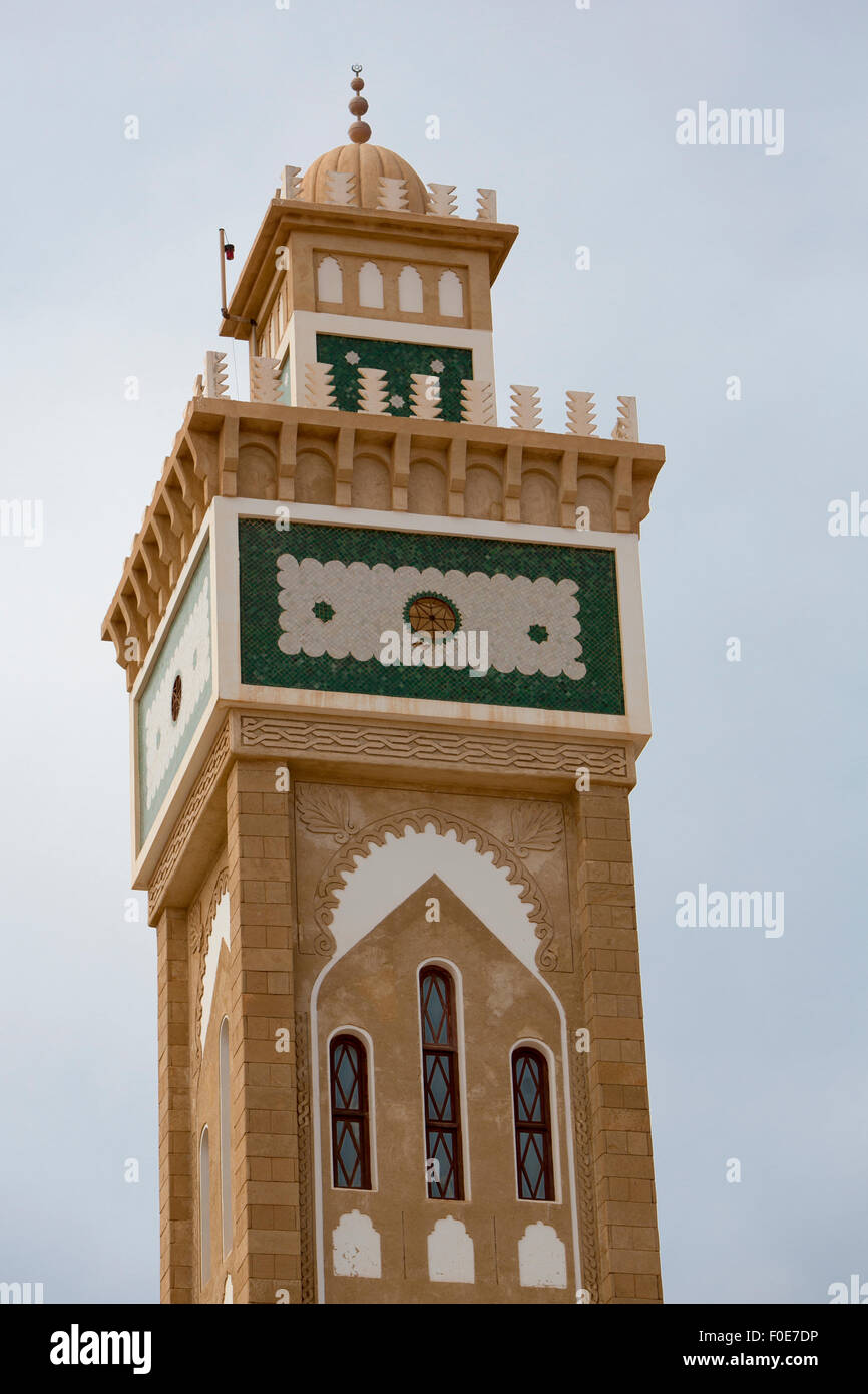 Minarett einer Moschee in einem kleinen und abgelegenen Dorf vor einem blauen Himmel in der Provinz Sidi Ifni. Stockfoto