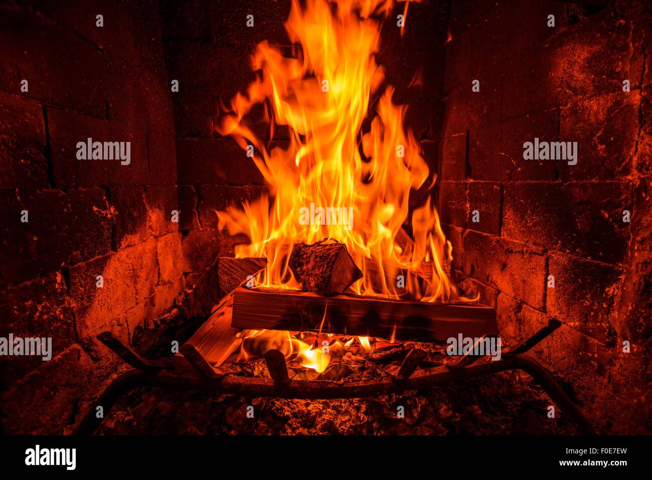 Brennende Holzscheite innerhalb des Kamins. Kamin Wärme. Stockfoto