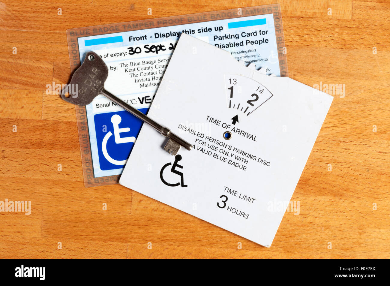 Eine behinderte Person Scheibe & blauen Parkausweis Nutzung von Behindertenparkplätzen und Radar-Schlüssel für Behindertentoiletten öffnen zu ermöglichen. Stockfoto