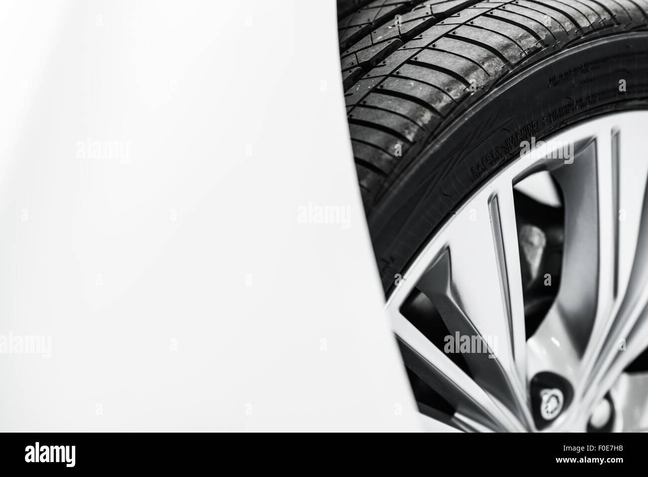 Neues Auto Reifen Closeup Foto. Moderne Auto Leichtmetallrad. Stockfoto