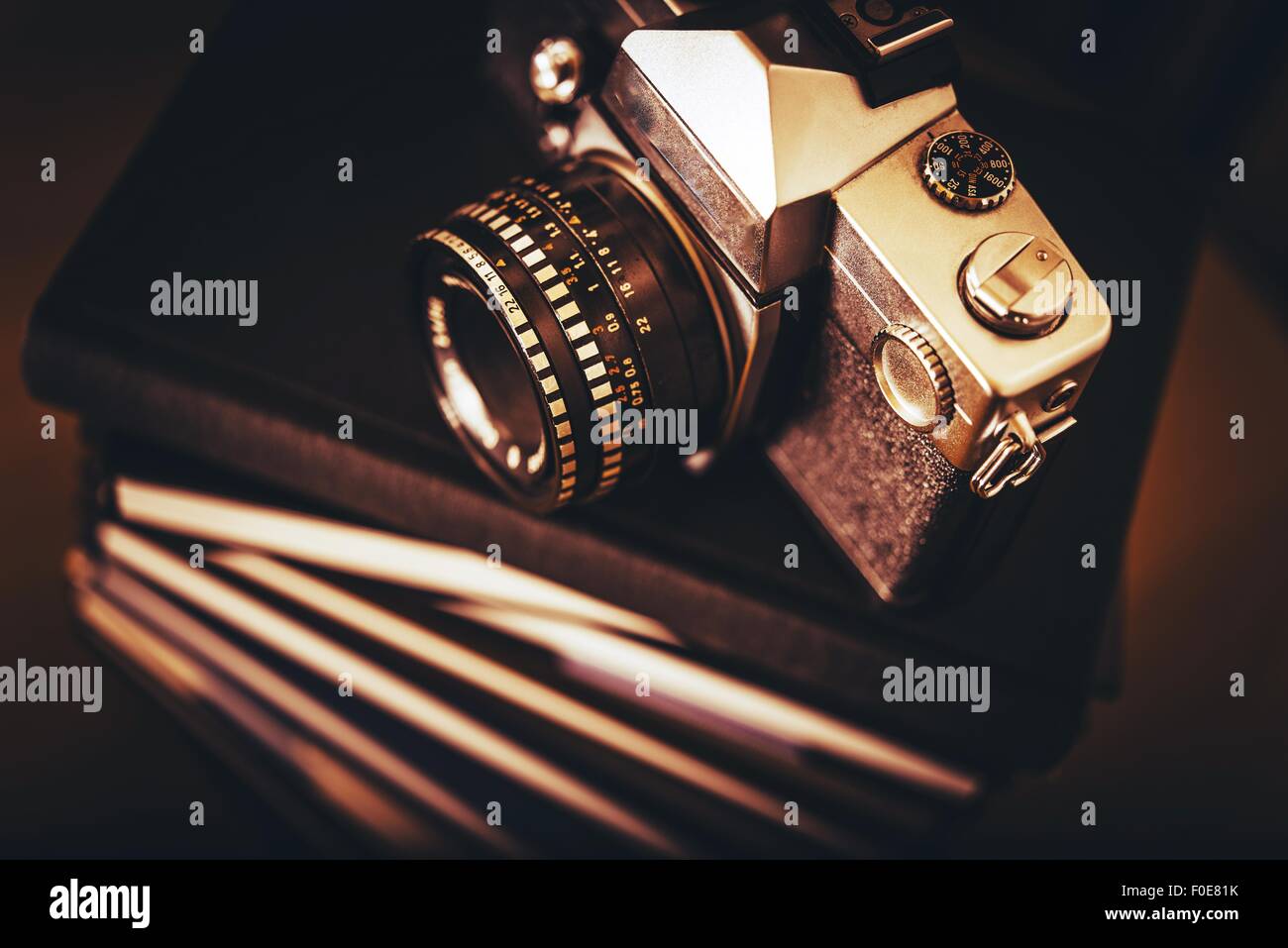 Fotografie-Studie. Vintage Analog-Kamera auf Fotografie Lernen Bücher. Stockfoto