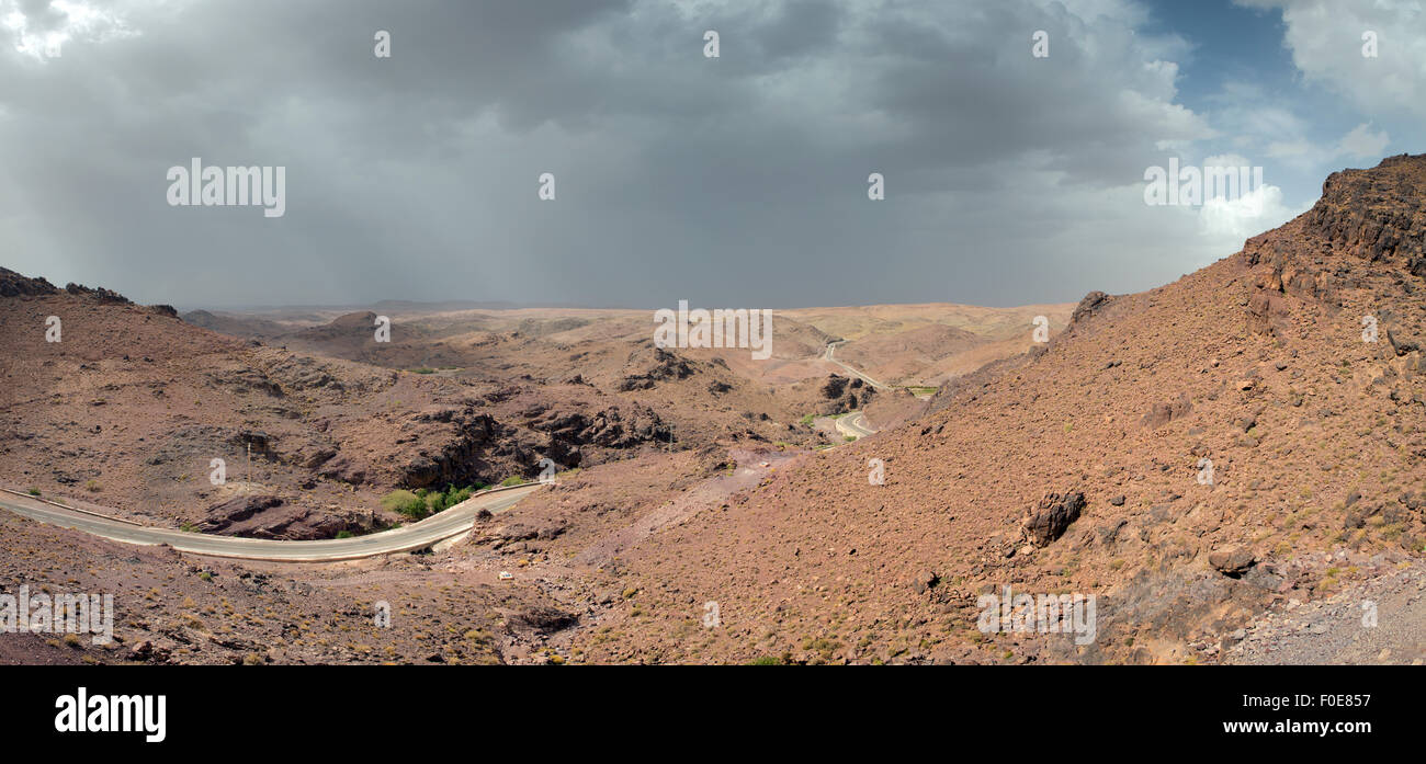 Dades Schluchten mit trübem Wetter, hoher Atlas, Marokko, Afrika. Stadtplanansicht zwischen Marrakesch und Ouarzazate. Stockfoto