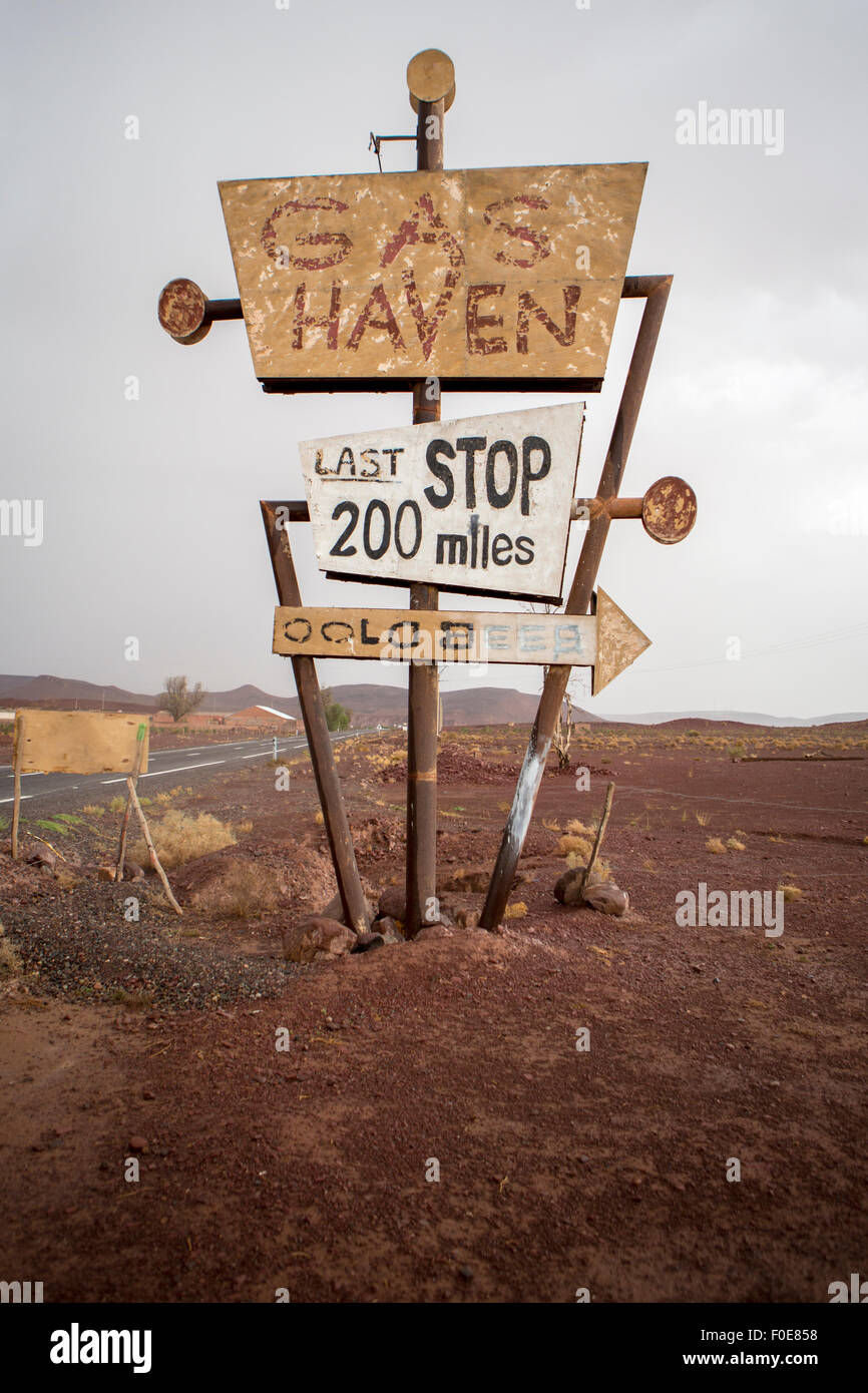 Großer Jahrgang und verlassenen Gas unterzeichnen stehend auf dem einsamen Weg zur Ouarzazatein in Marokko. Stockfoto