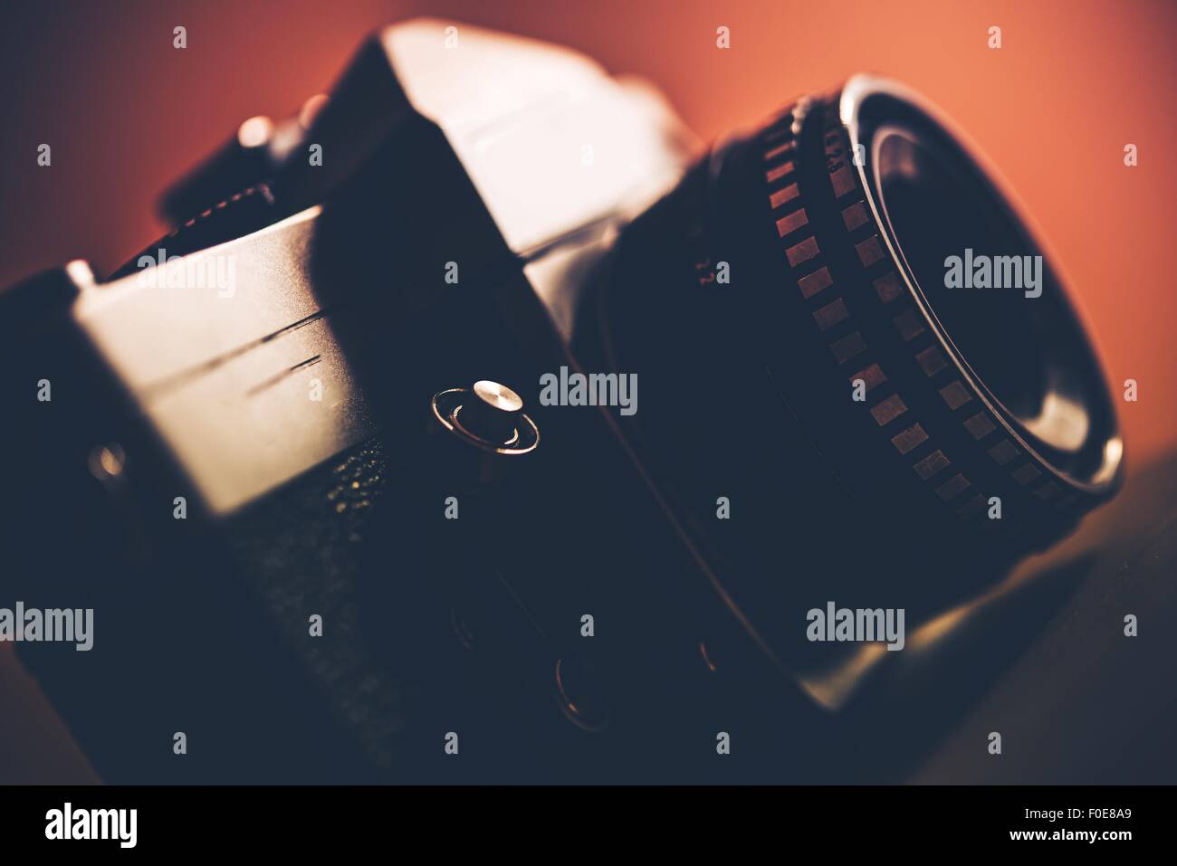 Coole Vintage SLR-Kamera mit Wechselobjektiv System. Vintage Fotografie Stockfoto