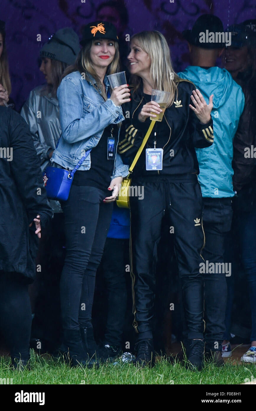 Nicole Appleton, Natalie Appleton und Jade Jones besuchen das Isle Of Wight Festival. Natalie trägt einen Hut The Prodigy zur Unterstützung von ihrem Ehemann Liam Howlett, die Headliner des Festivals am Freitag Abend.  Mitwirkende: Natalie Appleton, Nicole Appleton wo: Isle Of Wight, Großbritannien wenn: 12. Juni 2015 Stockfoto