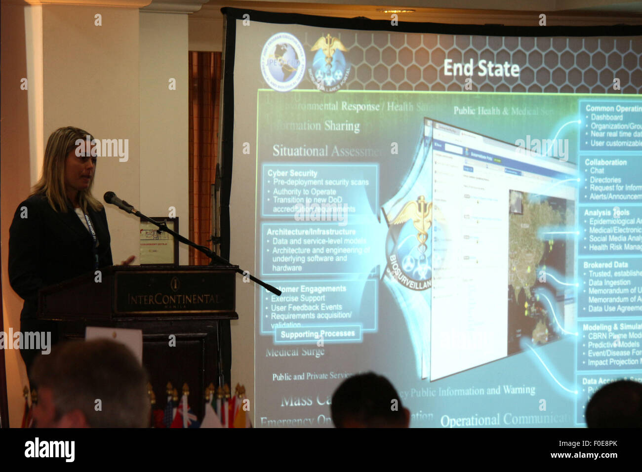 Manila, Philippinen. 12. August 2015. Frau Katy Brodwater der gemeinsamen Programm Executive Office chemische biologische Verteidigung präsentiert die Bio-Überwachung Portal Präsentation (gemeinsame USFK Portal & integrierte Bedrohung Anerkennung (JUPITR) während der ASEAN Regional Forum mit dem Thema Bioterror Table Top Übung Workshop in Manila Intercontinental Hotel. ASEAN Regional Forum 2015 war zum letzten Mal für 3 Tage vom 11. bis 13. August 2015 und wurde von 27 Ländern weltweit Teil. © Gregorio Dantes Jr./Pacific Press/Alamy Live-Nachrichten Stockfoto