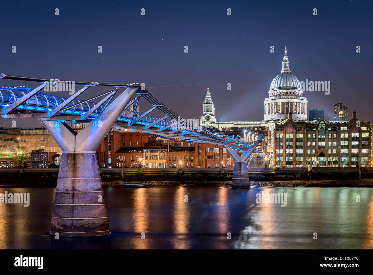 Millenium Bridge über die Themse und die St. Pauls Kathedrale gehören zu den berühmten Sehenswürdigkeiten von London England. Stockfoto