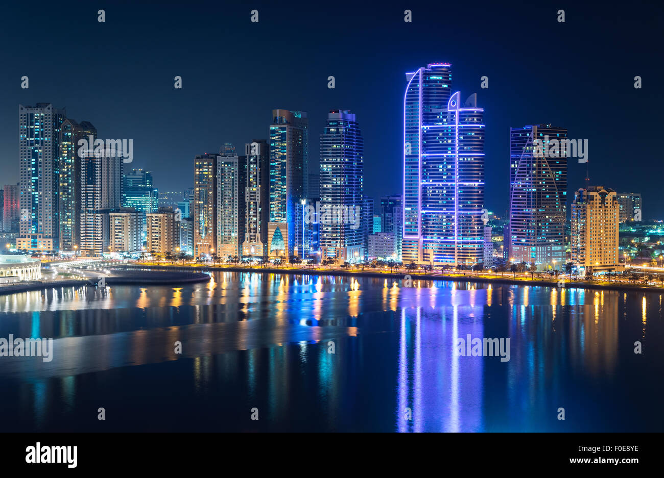 Skyline von Sharja und Dubai bei Nacht. Stockfoto