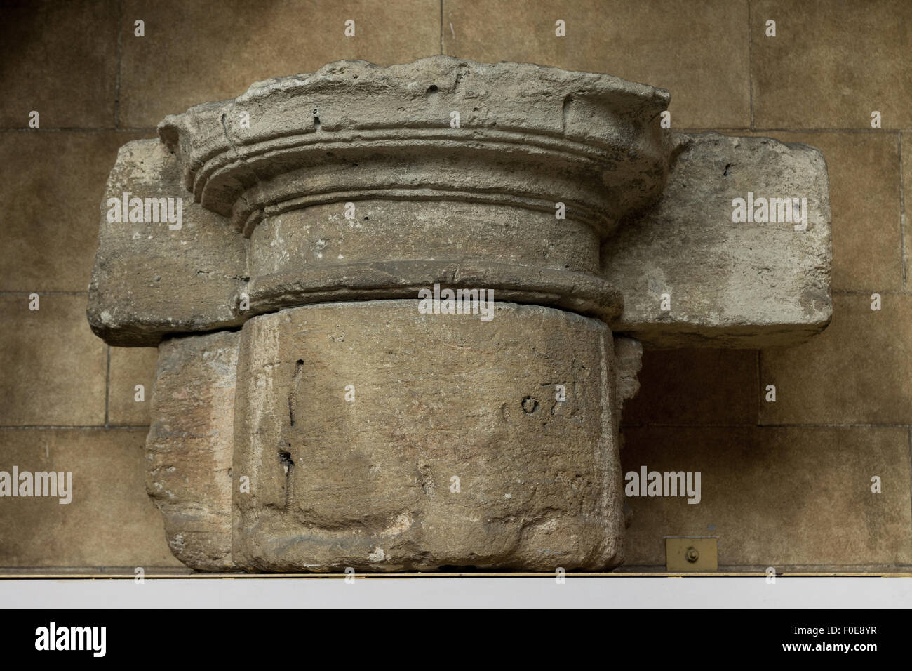 Römische Säule in den römischen Bädern, Stadt Bath England Stockfoto