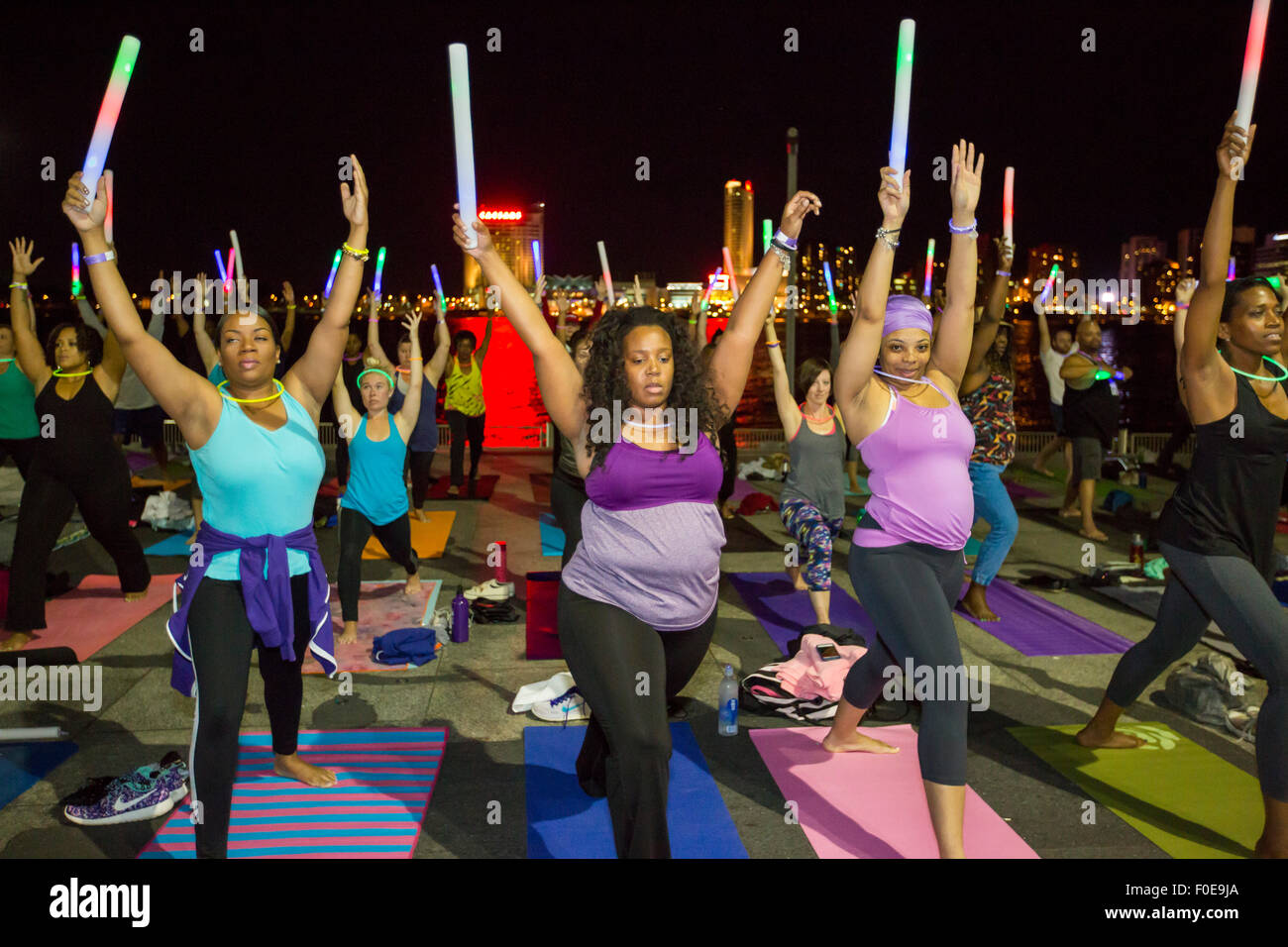 Detroit, Michigan - a-Klasse "moonlight Yoga" GM Plaza am Detroit Riverwalk. Stockfoto