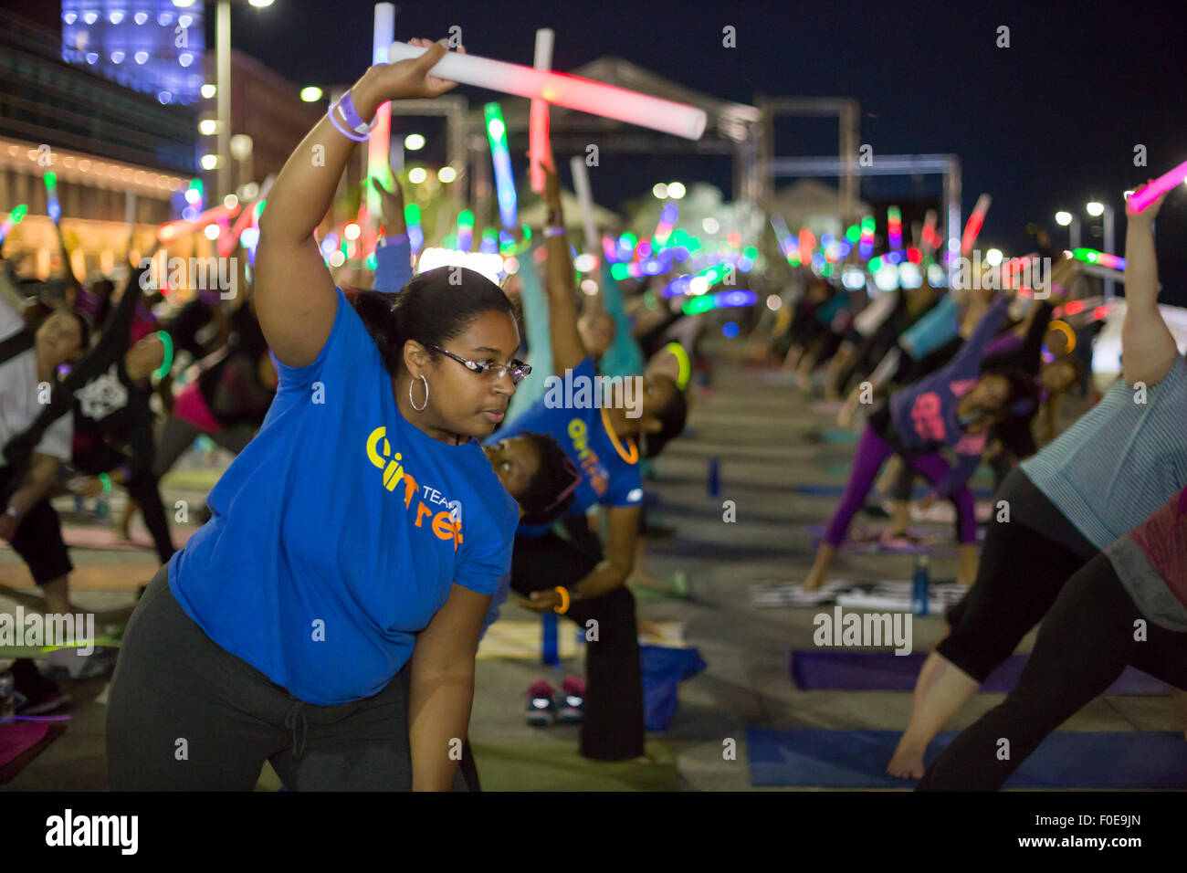 Detroit, Michigan - a-Klasse "moonlight Yoga" GM Plaza am Detroit Riverwalk. Stockfoto