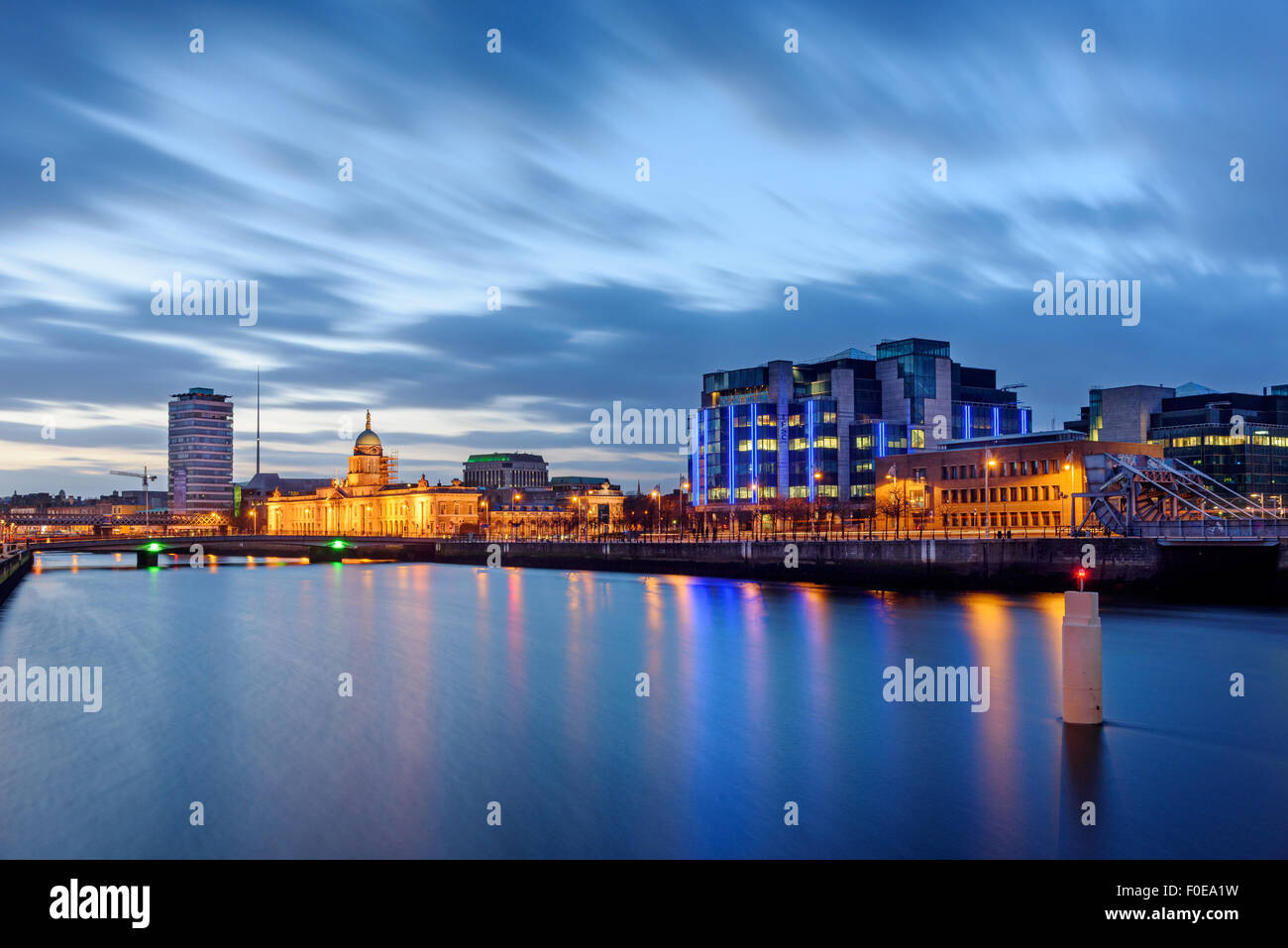 Panoramablick von Dubin Skyline bei Twiight. Zollhaus am Fluss Liffey. Stockfoto