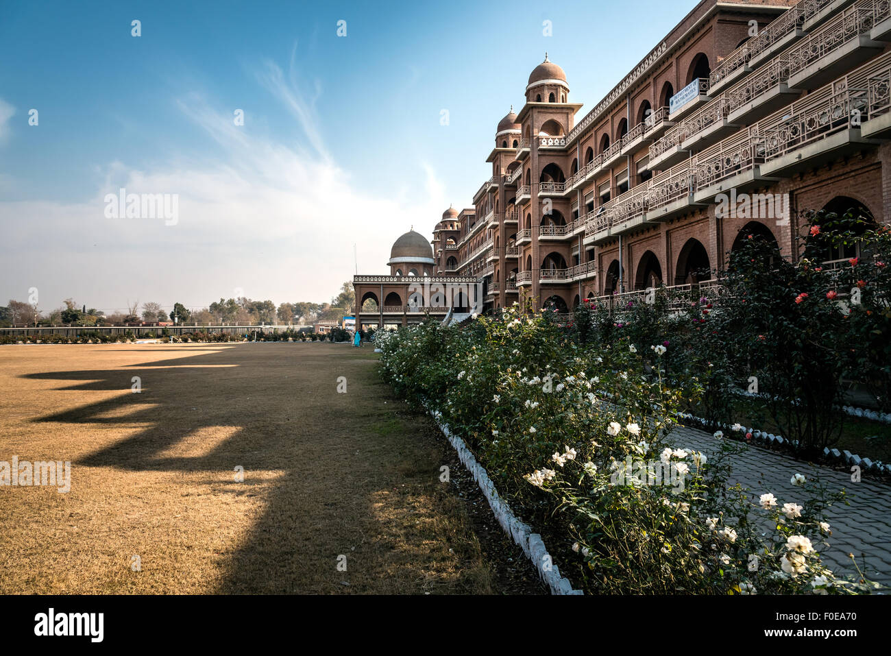 Neuen Campus der Universität von Peshawar, Pakistan. Im historischen Baustil errichtet. Schatten der Gebäude Gießen auf die gro Stockfoto