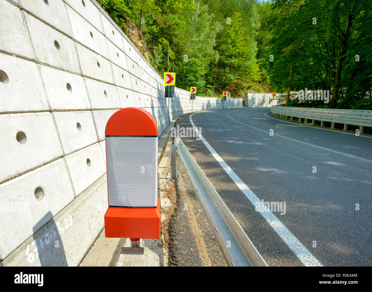 Kilometerstein post am Straßenrand in Rumänien Stockfoto