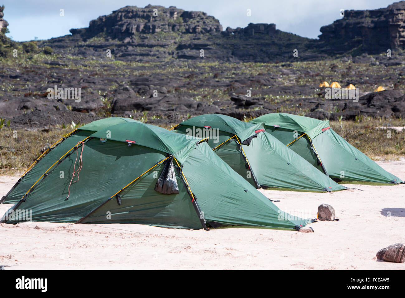 Drei grüne Zelte auf Mount Roraima. Das sind was wir Hotel Mount Roraima aus den Reiseführern, Gran Sabana aufgerufen. Stockfoto