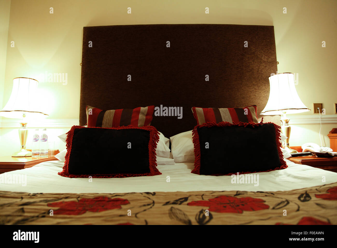 Typisches Hotel Zimmer Doppelbett Stockfoto
