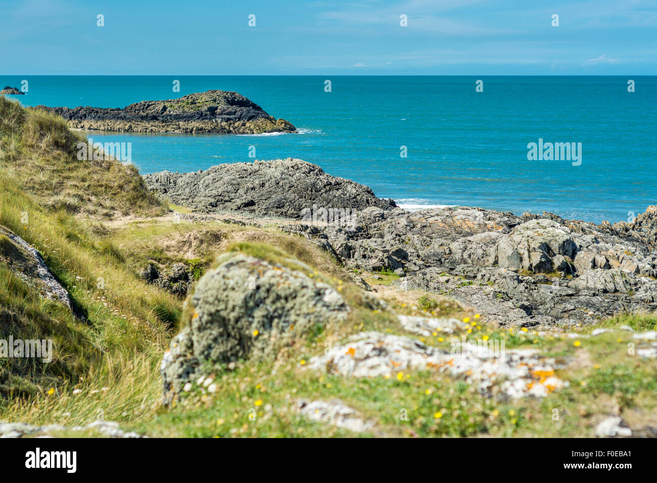 Blick von Llanddwyn Island, Isle of Anglesey, North Wales, UK am 7. August 2015. Stockfoto