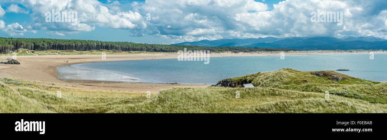 Einen Panoramablick über Newborough, Isle of Anglesey, North Wales, UK am 7. August 2015 von Llanddwyn Island genommen. Stockfoto