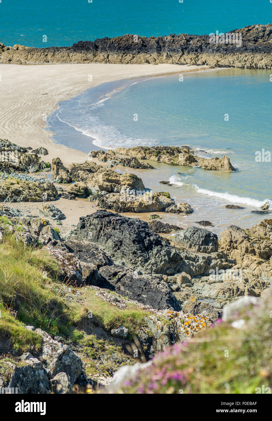 Ansicht von Llanddwyn Island, Isle of Anglesey, North Wales, UK am 7. August 2015. Stockfoto