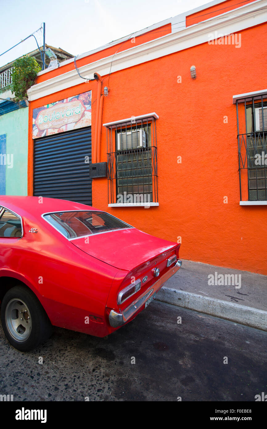 Alte amerikanische Auto geparkt im alten kolonialen Ciudad Bolivar. Venezuela. 9. April 2015. Stockfoto