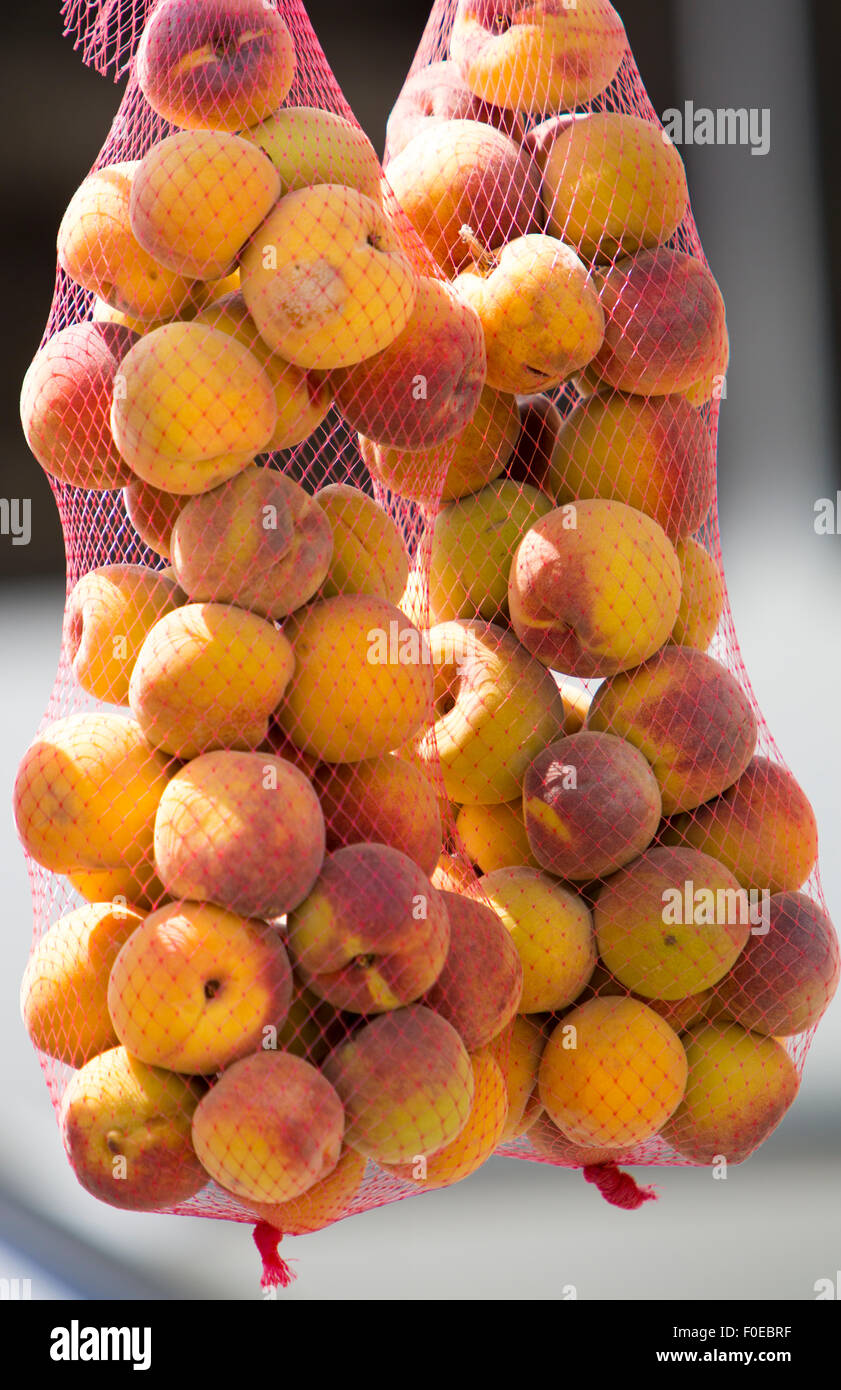 Frische und saftige Pfirsiche in Taschen im Ladengeschäft mit unscharfen Hintergrund, Merida Zustand verkauft. Venezuela Stockfoto