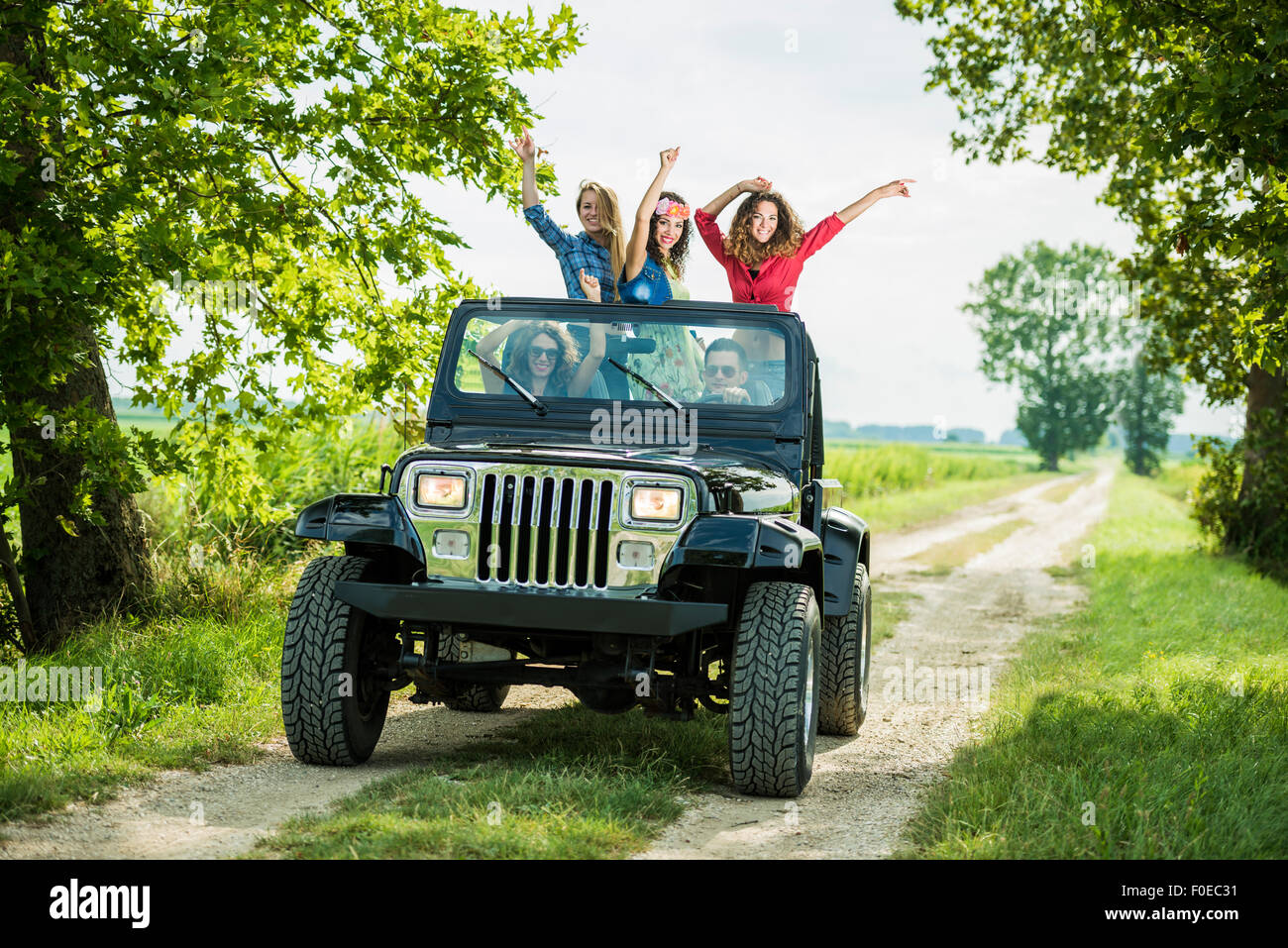 Begeistert Frauen Spaß auf einem jeep Stockfoto