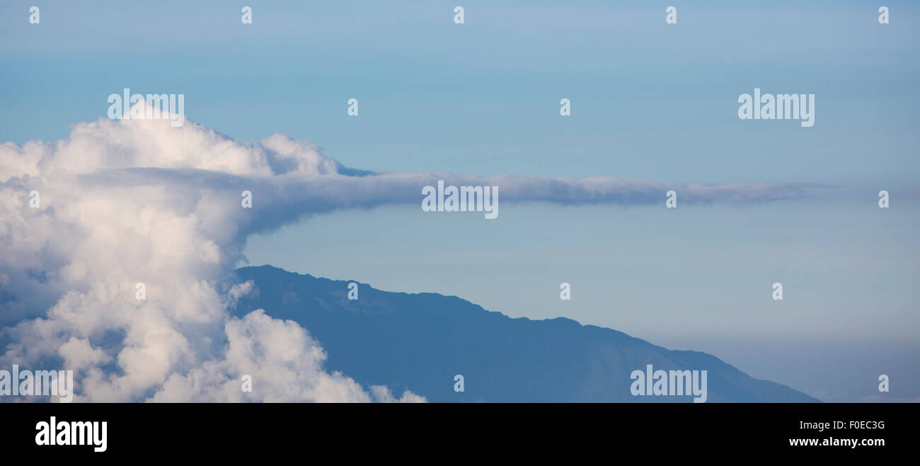 Panorama von einem Berggipfel rund um Merida Staat gegen einen blauen und bewölkten Himmel. Venezuela Stockfoto