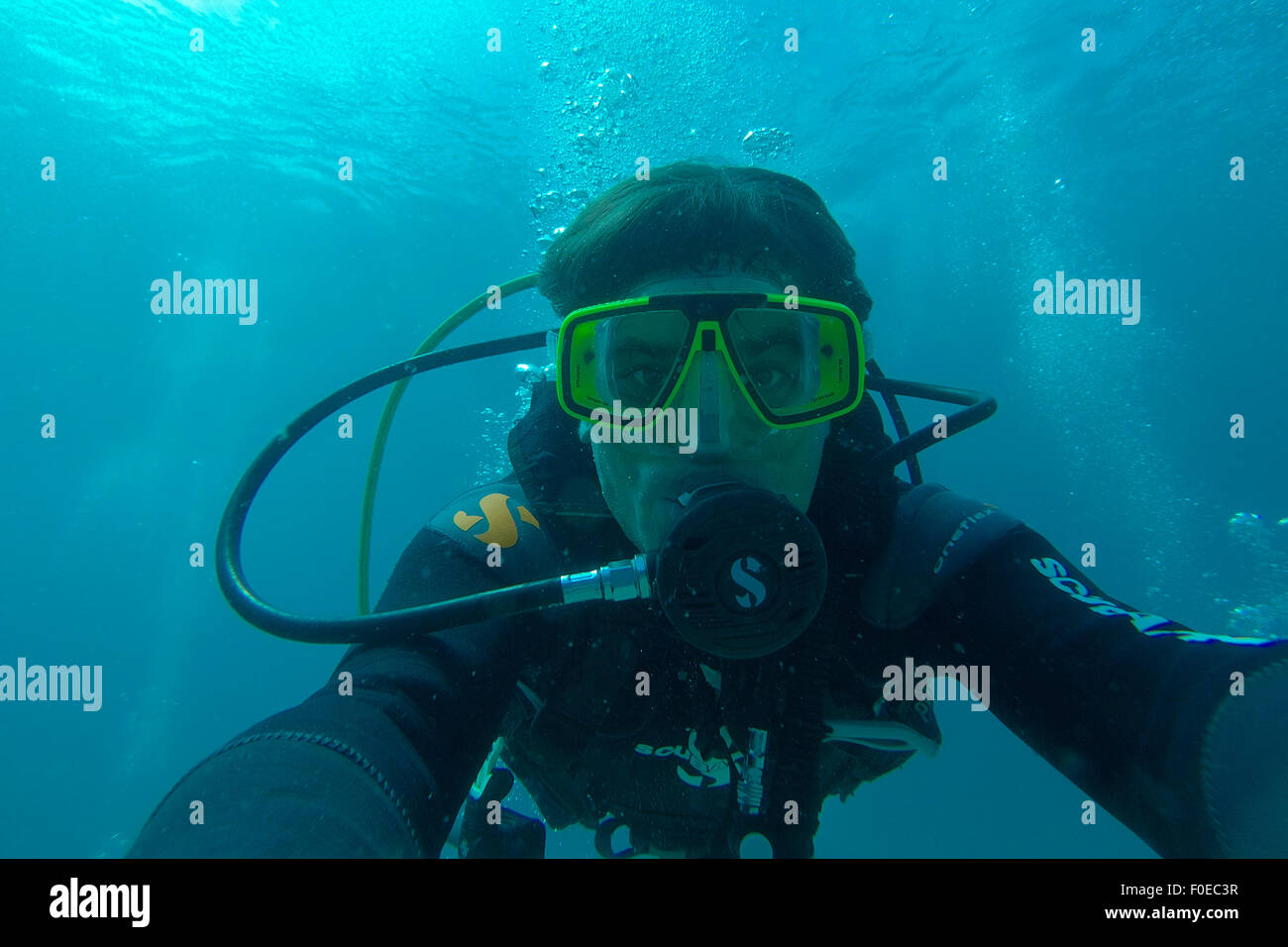 Unterwasser-Shooting von einem Mann mit macht eine Selfie Scuba tauchen. Galapagos-Inseln. Ecuador-2015 Stockfoto