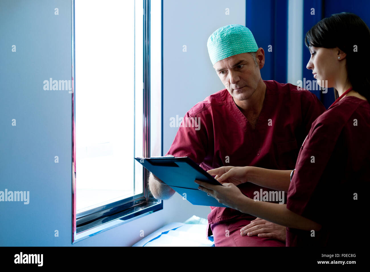Weiblichen Chirurgen Beratung vor operation Stockfoto