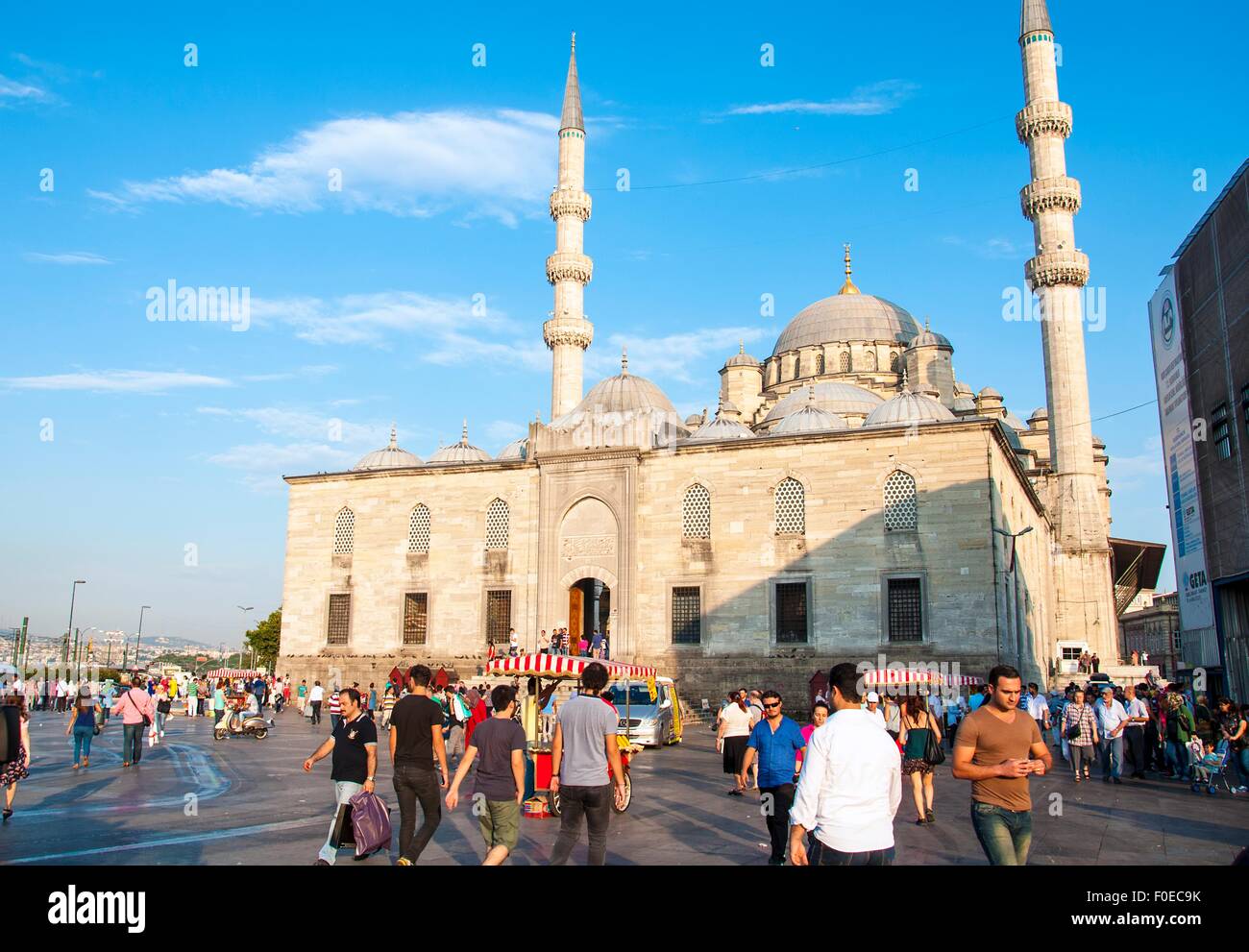 Istanbul, Türkei - 11. August 2015: Die Menschen verlassen die Yeni Cami Moschee nach dem Nachmittagsgebet in Istanbul Stockfoto