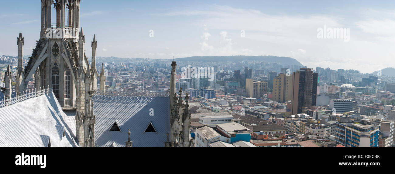 Panorama von der Basilika del Voto Nacional, eine römisch-katholische Kirche und die Stadt von Quito. Stockfoto