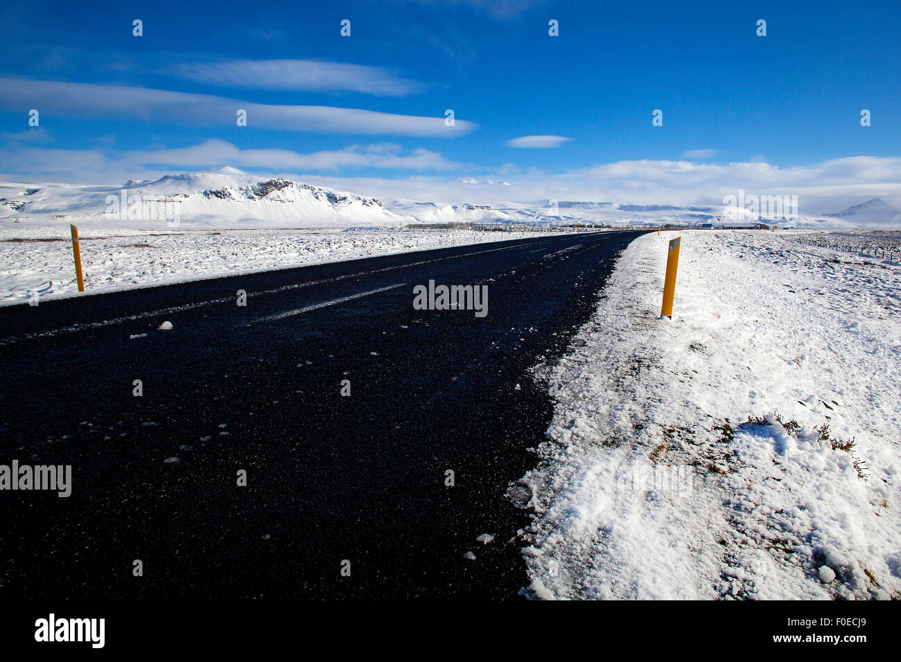 Nasser Fahrbahn mit beeindruckenden Landschaft im winter Stockfotografie Alamy
