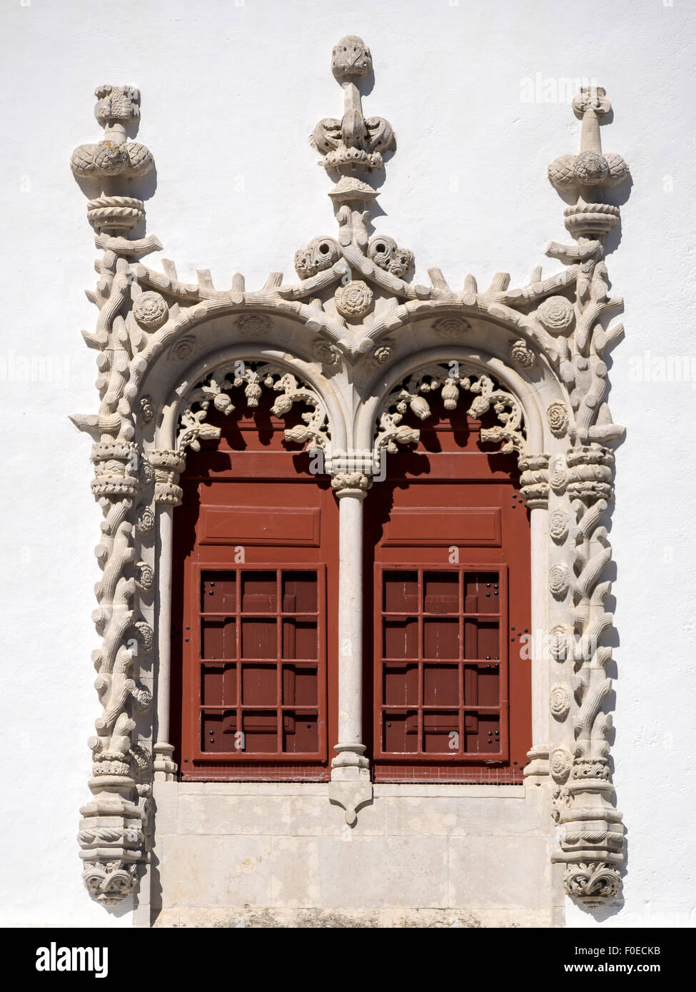 SINTRA, PORTUGAL - 07. MÄRZ 2015: Kunstvolles Fenster des Palacio Nacional de Sintra (Nationalpalast) Stockfoto