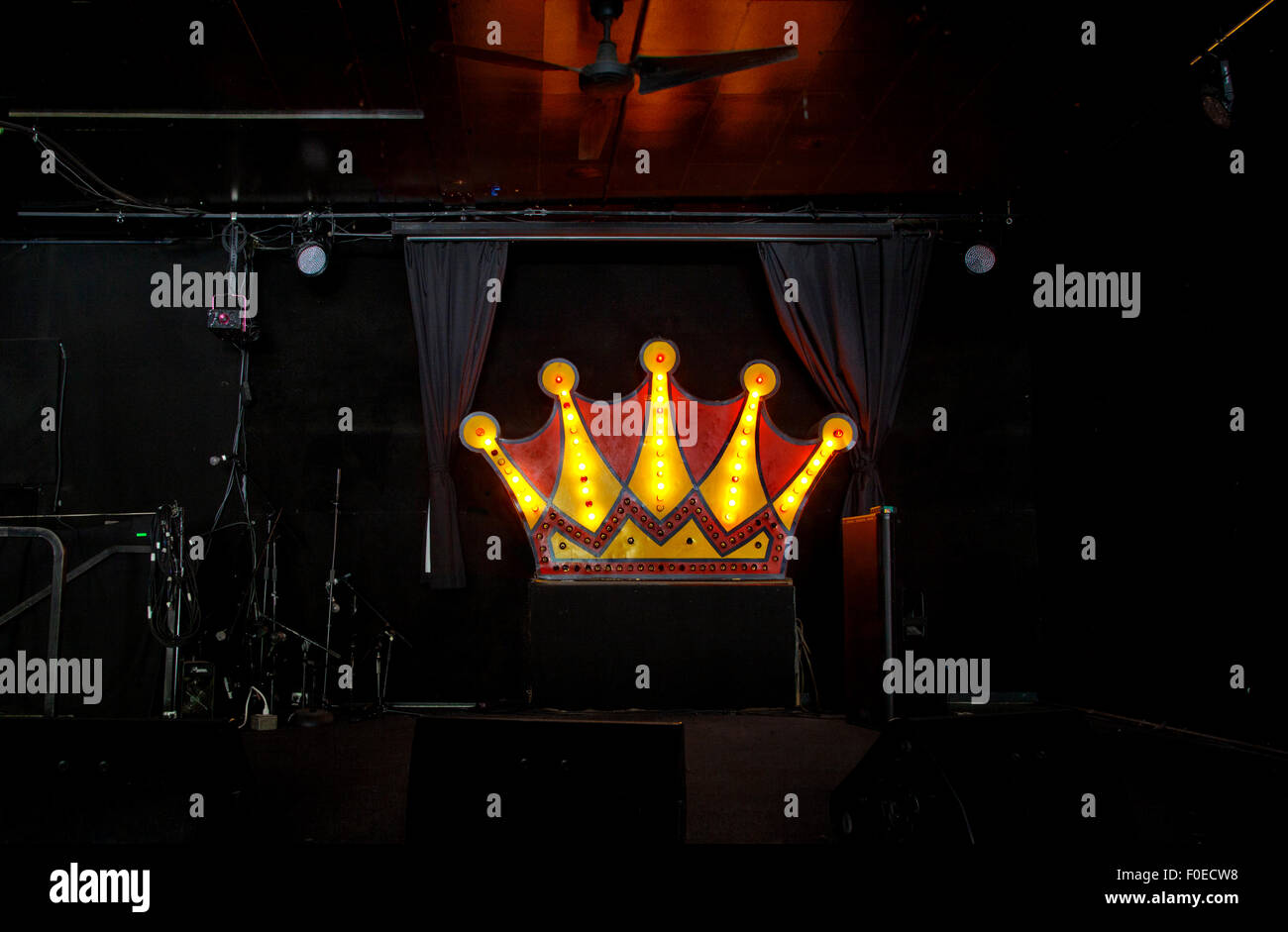 Krone Leuchte auf der Bühne in einem dark-Rock-Musik-Club, 2015. Stockfoto