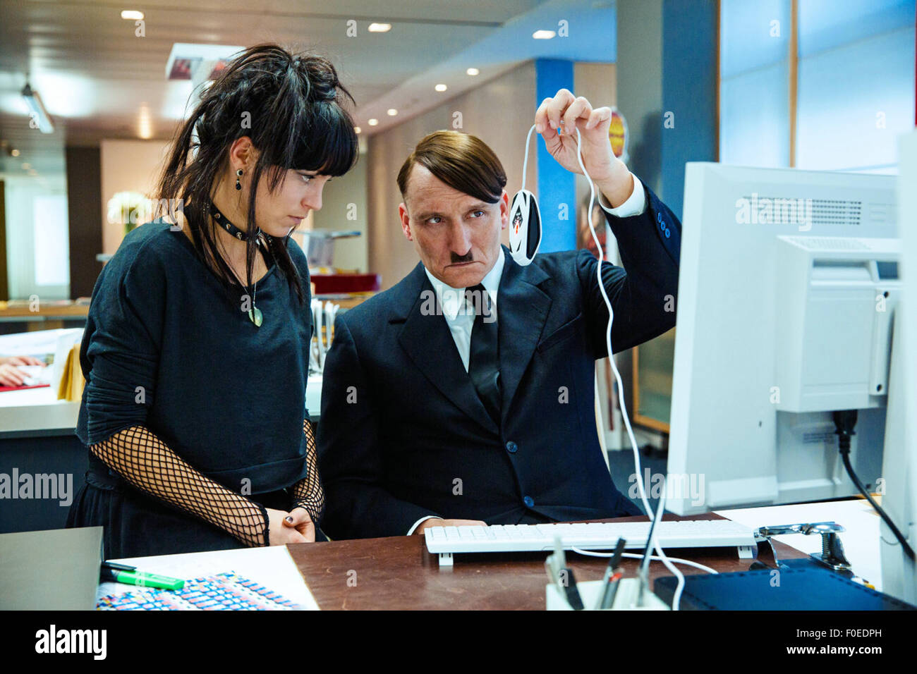 Er ist ist Wieder da ein Forthcomiong deutscher Spielfilm aus dem Buch in englischer Sprache als Look Who zurück, einen deutschen satirischen Roman über Adolf Hitler von Timur Vermes veröffentlicht.  Dieses Foto ist nur zu redaktionellen Zwecken und unterliegen dem Copyright von der Filmgesellschaft und/oder der Fotograf von dem Film oder der Firma zugeordnet und kann nur durch Veröffentlichungen im Zusammenhang mit der Förderung der oben genannten Film reproduziert werden. Eine obligatorische Gutschrift auf die Filmgesellschaft ist erforderlich. Der Fotograf sollte auch angerechnet werden, wenn bekannt. Stockfoto