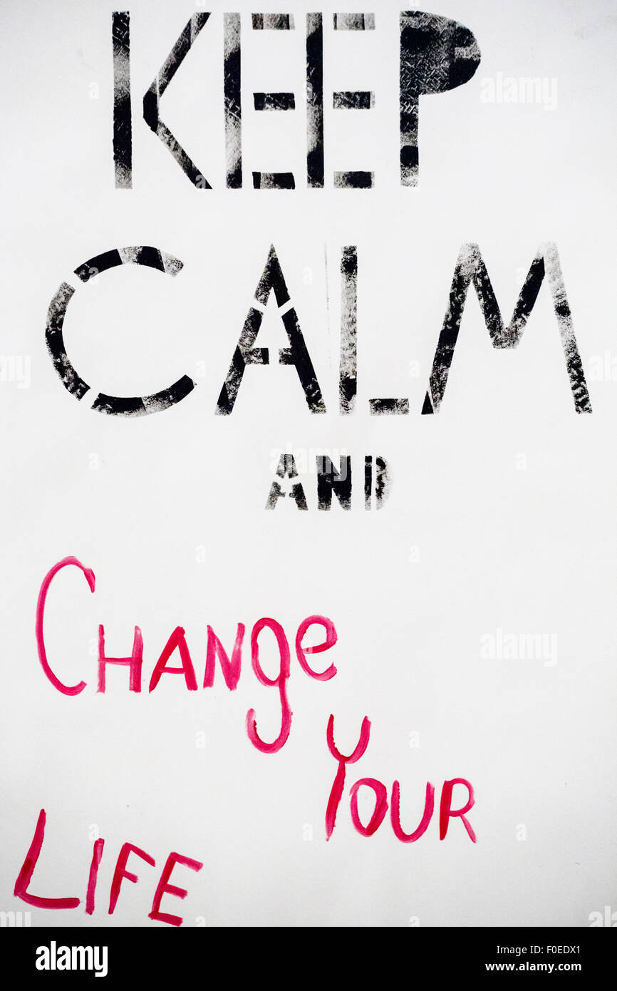 Keep Calm schwarz und rot ändern Ihr Leben-Angebot auf weißem Hintergrund Stockfoto