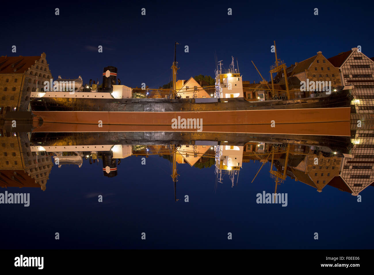 Spiegeln Sie Blick auf die Soldek nachts im Fluss Mottlau, berühmte Schiff in den Hafen von Danzig. Stockfoto