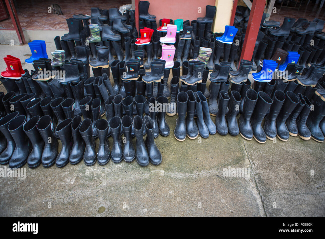 Gruppe von schwarzen Kunststoff Stiefel. Sixaola, Panama 2014. Stockfoto