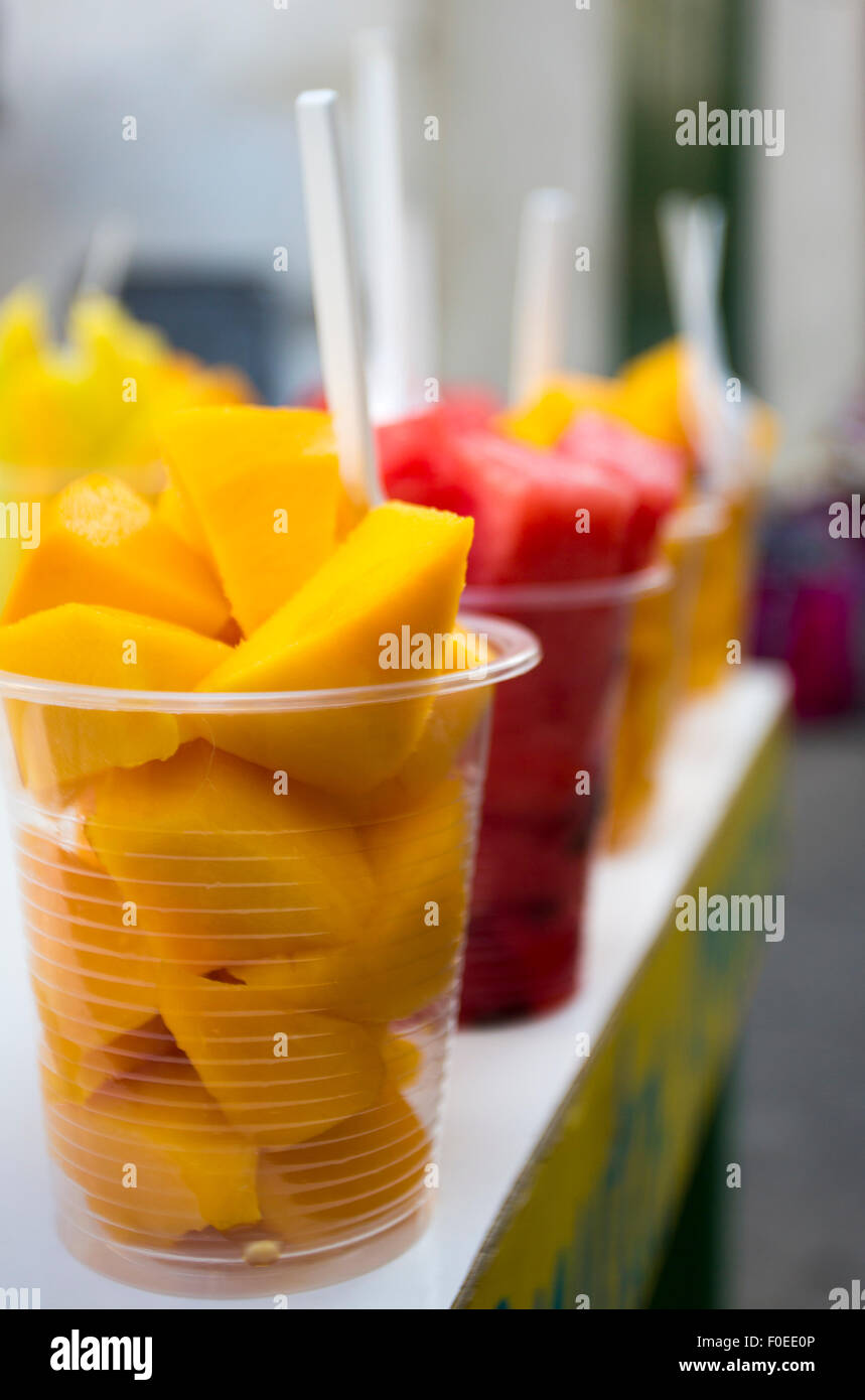 Nahaufnahme einer Gruppe von Gläsern mit frischer Mango und Wasser Melone Frucht Cartagena mit Strohhalmen, Kolumbien 2014. Stockfoto