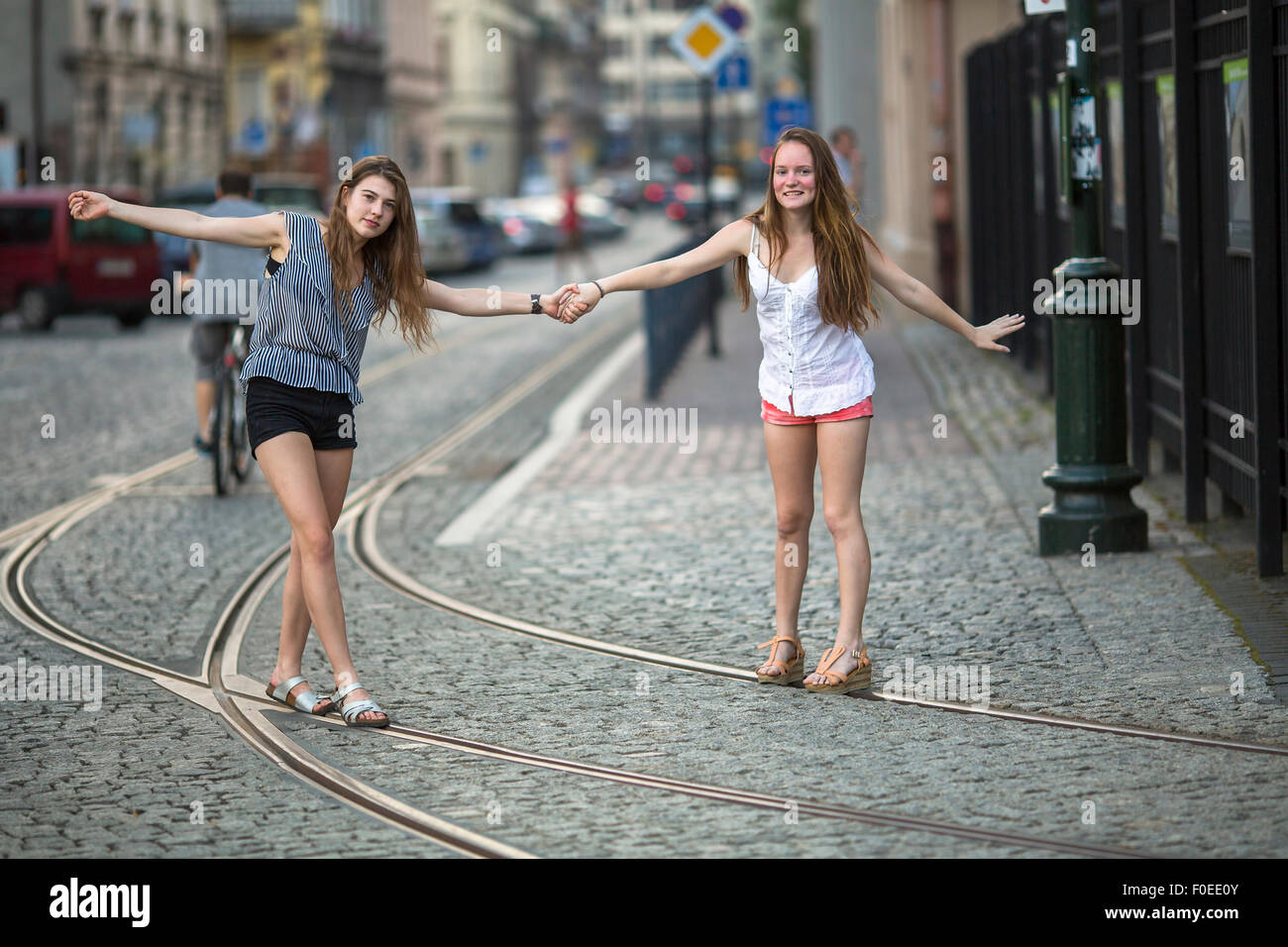 Junge süße Mädchen, die Spaß am europäischen Stadt zu Fuß. Stockfoto