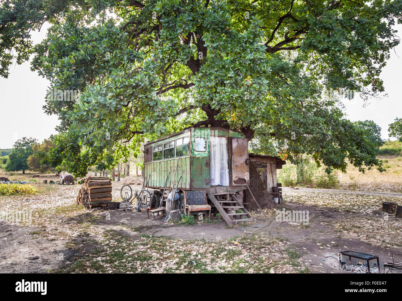 Lokalen Köhler Wohnwagen zu Hause in Deutsch-Weißkirch, einem sächsischen Dorf in Siebenbürgen, Rumänien, Osteuropa Stockfoto